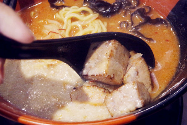 （FoOd桃園)♥【札幌炎神拉麵】桃園龜山林口長庚美食，帶給你1300度炙燒的美味拉麵以及那獨特的噴火秀