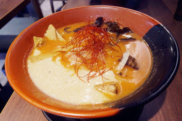 （FoOd桃園)♥【札幌炎神拉麵】桃園龜山林口長庚美食，帶給你1300度炙燒的美味拉麵以及那獨特的噴火秀