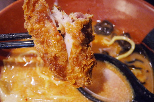 （FoOd桃園)♥【札幌炎神拉麵】桃園龜山林口長庚美食，帶給你1300度炙燒的美味拉麵以及那獨特的噴火秀