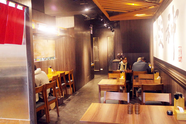 （FoOd桃園)♥【札幌炎神拉麵】桃園龜山林口長庚美食，帶給你1300度炙燒的美味拉麵以及那獨特的噴火秀