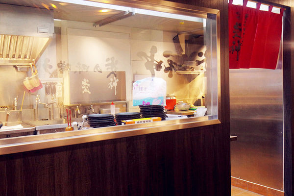 （FoOd桃園)♥【札幌炎神拉麵】桃園龜山林口長庚美食，帶給你1300度炙燒的美味拉麵以及那獨特的噴火秀