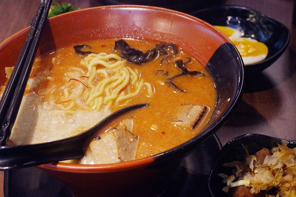 （FoOd桃園)♥【札幌炎神拉麵】桃園龜山林口長庚美食，帶給你1300度炙燒的美味拉麵以及那獨特的噴火秀