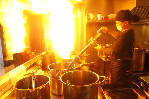 （FoOd桃園)♥【札幌炎神拉麵】桃園龜山林口長庚美食，帶給你1300度炙燒的美味拉麵以及那獨特的噴火秀