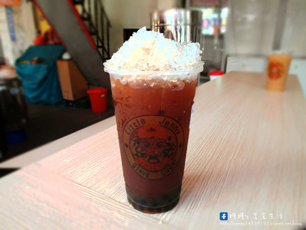 小珍妮-黑糖爆冰紅茶：〖台中│美食〗小珍妮-黑糖爆冰紅茶 ❤ 北屯區飲料推薦!!天然黑糖熬製而成，堅持品質，用料實在，價格親民~激推。黑糖爆冰紅茶、珍珠奶霸、鳳梨養樂多爆冰紅茶!!