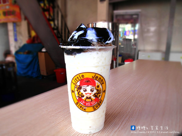 小珍妮-黑糖爆冰紅茶：〖台中│美食〗小珍妮-黑糖爆冰紅茶 ❤ 北屯區飲料推薦!!天然黑糖熬製而成，堅持品質，用料實在，價格親民~激推。黑糖爆冰紅茶、珍珠奶霸、鳳梨養樂多爆冰紅茶!!