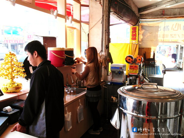 小珍妮-黑糖爆冰紅茶：〖台中│美食〗小珍妮-黑糖爆冰紅茶 ❤ 北屯區飲料推薦!!天然黑糖熬製而成，堅持品質，用料實在，價格親民~激推。黑糖爆冰紅茶、珍珠奶霸、鳳梨養樂多爆冰紅茶!!