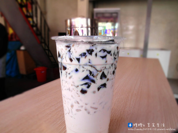 小珍妮-黑糖爆冰紅茶：〖台中│美食〗小珍妮-黑糖爆冰紅茶 ❤ 北屯區飲料推薦!!天然黑糖熬製而成，堅持品質，用料實在，價格親民~激推。黑糖爆冰紅茶、珍珠奶霸、鳳梨養樂多爆冰紅茶!!