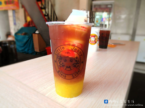 小珍妮-黑糖爆冰紅茶：〖台中│美食〗小珍妮-黑糖爆冰紅茶 ❤ 北屯區飲料推薦!!天然黑糖熬製而成，堅持品質，用料實在，價格親民~激推。黑糖爆冰紅茶、珍珠奶霸、鳳梨養樂多爆冰紅茶!!