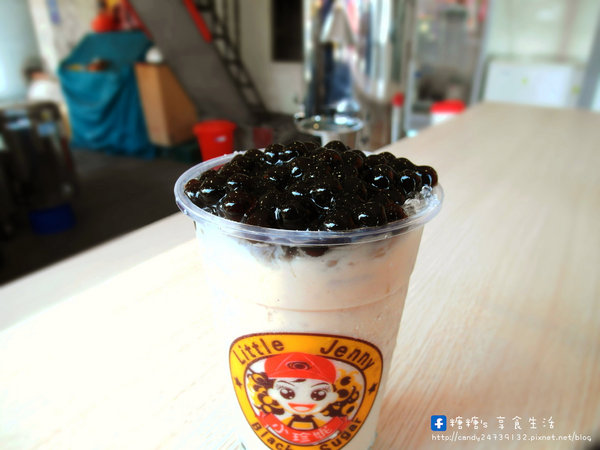 小珍妮-黑糖爆冰紅茶：〖台中│美食〗小珍妮-黑糖爆冰紅茶 ❤ 北屯區飲料推薦!!天然黑糖熬製而成，堅持品質，用料實在，價格親民~激推。黑糖爆冰紅茶、珍珠奶霸、鳳梨養樂多爆冰紅茶!!