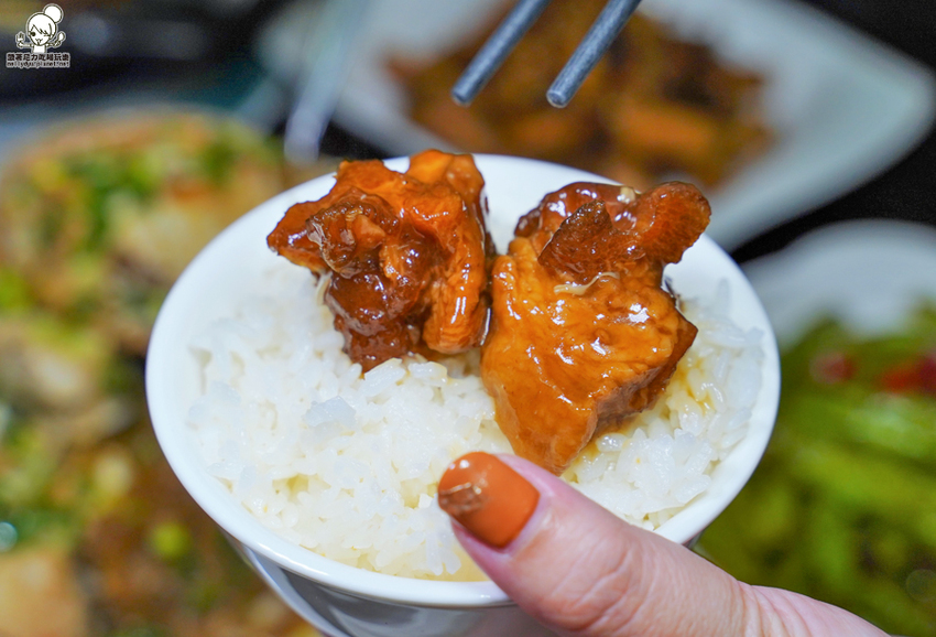 品粵小館 聚餐 聚餐 螃蟹 家庭聚會 捷運 巷弄 合菜 港粵 高雄必吃