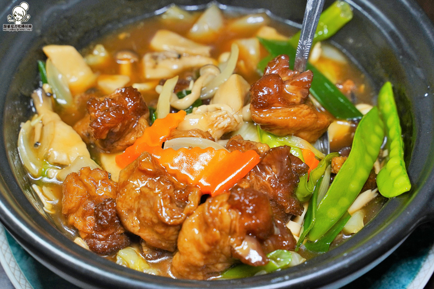 品粵小館 聚餐 聚餐 螃蟹 家庭聚會 捷運 巷弄 合菜 港粵 高雄必吃