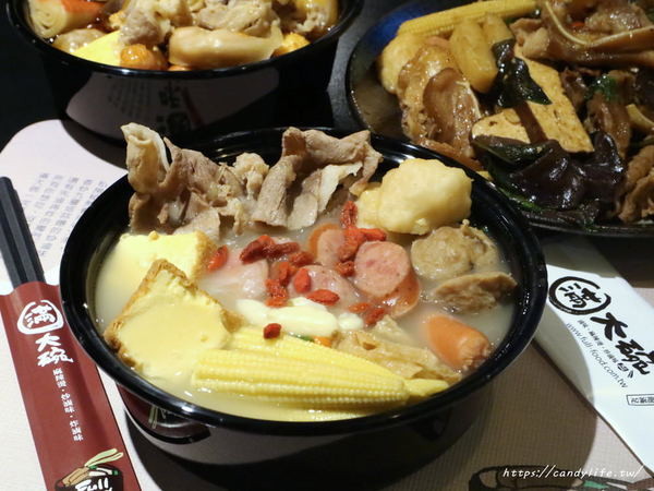 滿大碗：台中美食│滿大碗靜宜總店〃創新滷味四吃法！內用環境乾淨有質感，用餐時間人潮不間斷～