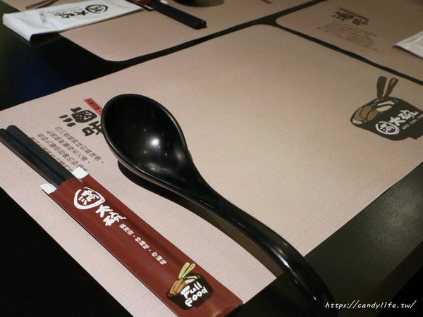 滿大碗：台中美食│滿大碗靜宜總店〃創新滷味四吃法！內用環境乾淨有質感，用餐時間人潮不間斷～