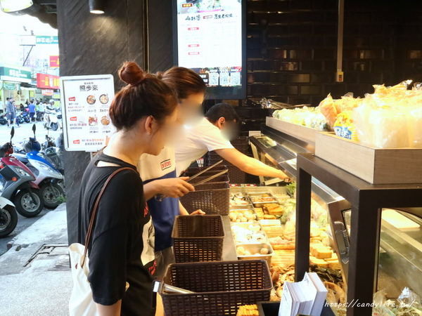 滿大碗：台中美食│滿大碗靜宜總店〃創新滷味四吃法！內用環境乾淨有質感，用餐時間人潮不間斷～