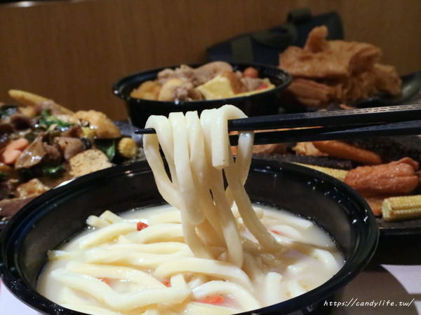 滿大碗：台中美食│滿大碗靜宜總店〃創新滷味四吃法！內用環境乾淨有質感，用餐時間人潮不間斷～