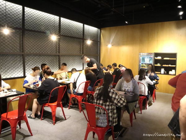 滿大碗：台中美食│滿大碗靜宜總店〃創新滷味四吃法！內用環境乾淨有質感，用餐時間人潮不間斷～