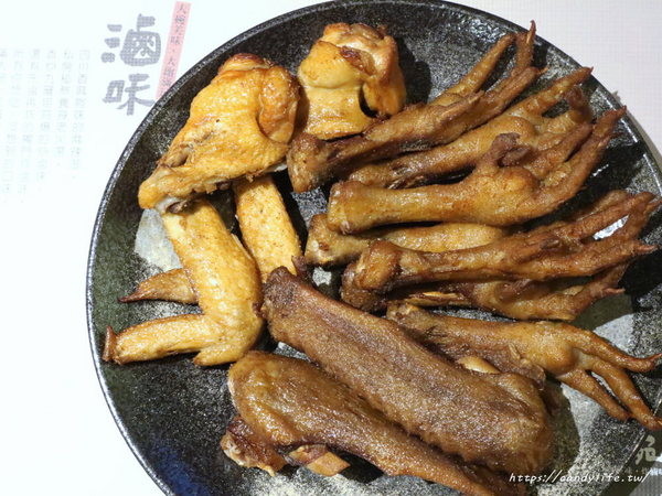 滿大碗：台中美食│滿大碗靜宜總店〃創新滷味四吃法！內用環境乾淨有質感，用餐時間人潮不間斷～