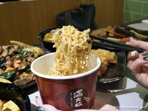 滿大碗：台中美食│滿大碗靜宜總店〃創新滷味四吃法！內用環境乾淨有質感，用餐時間人潮不間斷～