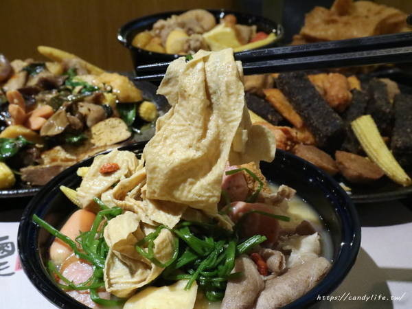 滿大碗：台中美食│滿大碗靜宜總店〃創新滷味四吃法！內用環境乾淨有質感，用餐時間人潮不間斷～