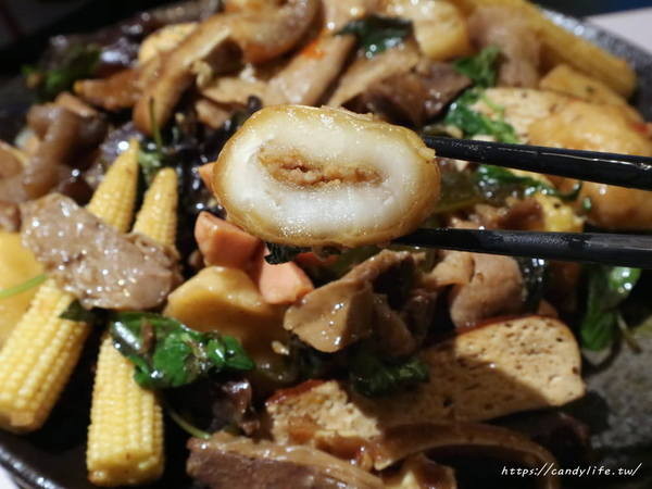 滿大碗：台中美食│滿大碗靜宜總店〃創新滷味四吃法！內用環境乾淨有質感，用餐時間人潮不間斷～