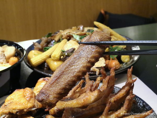 滿大碗：台中美食│滿大碗靜宜總店〃創新滷味四吃法！內用環境乾淨有質感，用餐時間人潮不間斷～