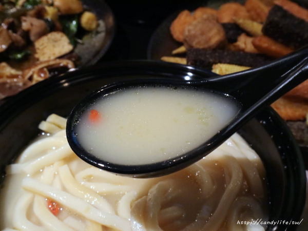 滿大碗：台中美食│滿大碗靜宜總店〃創新滷味四吃法！內用環境乾淨有質感，用餐時間人潮不間斷～