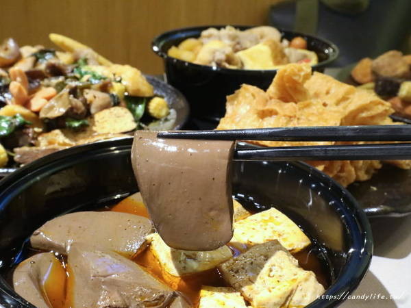 滿大碗：台中美食│滿大碗靜宜總店〃創新滷味四吃法！內用環境乾淨有質感，用餐時間人潮不間斷～