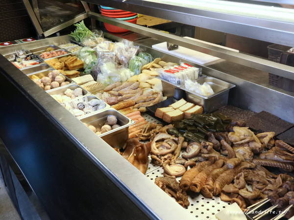 滿大碗：台中美食│滿大碗靜宜總店〃創新滷味四吃法！內用環境乾淨有質感，用餐時間人潮不間斷～
