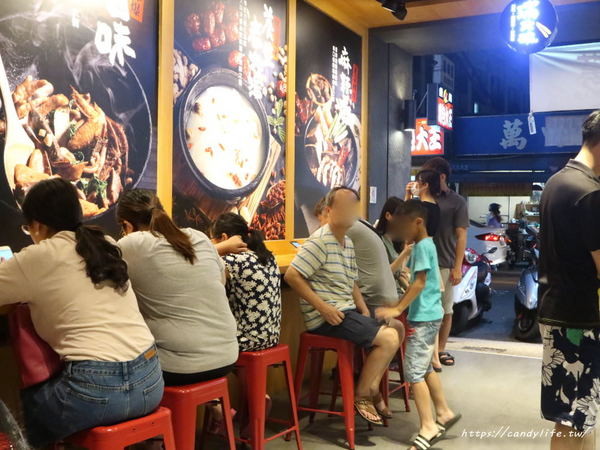 滿大碗：台中美食│滿大碗靜宜總店〃創新滷味四吃法！內用環境乾淨有質感，用餐時間人潮不間斷～