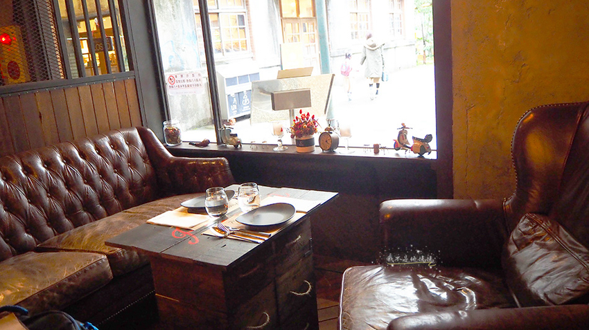 光華商場美食,忠孝新生小酒館,華山小酒館,光華商場餐廳,光華商場小酒館,光華商場喝酒,光華商場餐酒館,女巫酒吧,橋下大叔餐酒館,華山調酒