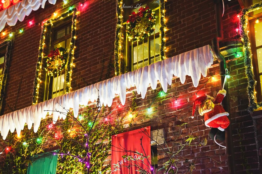 【台中中區|景點】瓦庫燒肉 WOW COOL。2022年聖誕節最新作品,打造超大薑餅屋,免費供旅客拍照