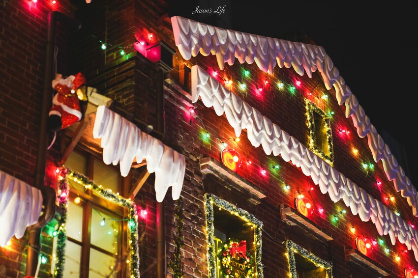 【台中中區|景點】瓦庫燒肉 WOW COOL。2022年聖誕節最新作品,打造超大薑餅屋,免費供旅客拍照