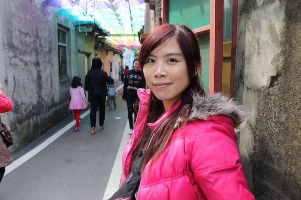 彩虹屋Rainbow House-卡里善之樹：【彰化景點】彩虹屋RAINBOW HOUSE~卡里善之樹/彩虹傘巷一起為愛撐傘/文青路線的拍攝風格/親子雨具販售/彩繪體驗/展館導覽