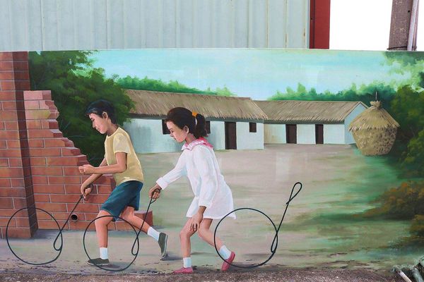 彩虹屋Rainbow House-卡里善之樹：【彰化景點】彩虹屋RAINBOW HOUSE~卡里善之樹/彩虹傘巷一起為愛撐傘/文青路線的拍攝風格/親子雨具販售/彩繪體驗/展館導覽