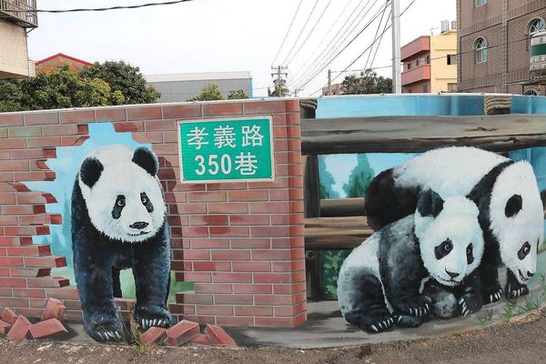 彩虹屋Rainbow House-卡里善之樹：【彰化景點】彩虹屋RAINBOW HOUSE~卡里善之樹/彩虹傘巷一起為愛撐傘/文青路線的拍攝風格/親子雨具販售/彩繪體驗/展館導覽