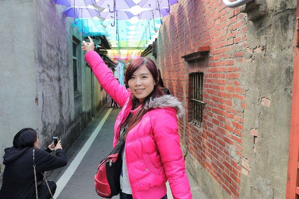 彩虹屋Rainbow House-卡里善之樹：【彰化景點】彩虹屋RAINBOW HOUSE~卡里善之樹/彩虹傘巷一起為愛撐傘/文青路線的拍攝風格/親子雨具販售/彩繪體驗/展館導覽