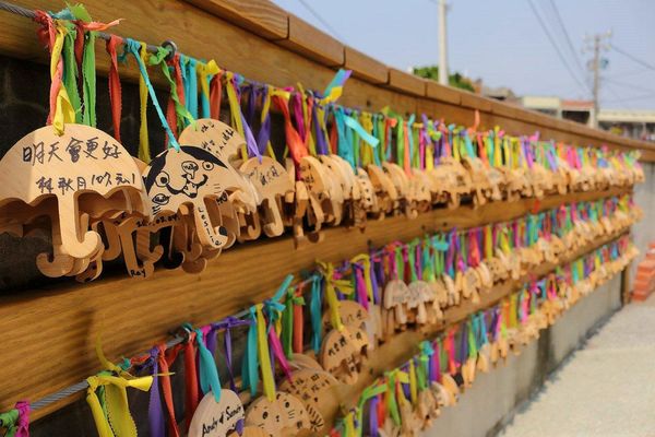 彩虹屋Rainbow House-卡里善之樹：【彰化景點】彩虹屋RAINBOW HOUSE~卡里善之樹/彩虹傘巷一起為愛撐傘/文青路線的拍攝風格/親子雨具販售/彩繪體驗/展館導覽