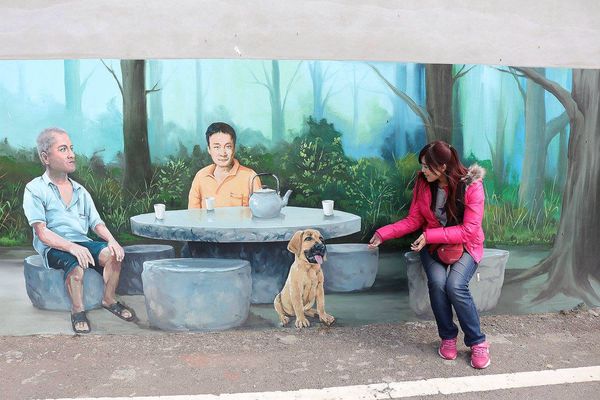 彩虹屋Rainbow House-卡里善之樹：【彰化景點】彩虹屋RAINBOW HOUSE~卡里善之樹/彩虹傘巷一起為愛撐傘/文青路線的拍攝風格/親子雨具販售/彩繪體驗/展館導覽