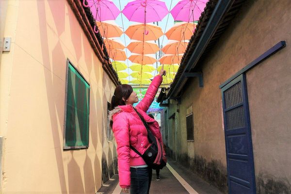 彩虹屋Rainbow House-卡里善之樹：【彰化景點】彩虹屋RAINBOW HOUSE~卡里善之樹/彩虹傘巷一起為愛撐傘/文青路線的拍攝風格/親子雨具販售/彩繪體驗/展館導覽