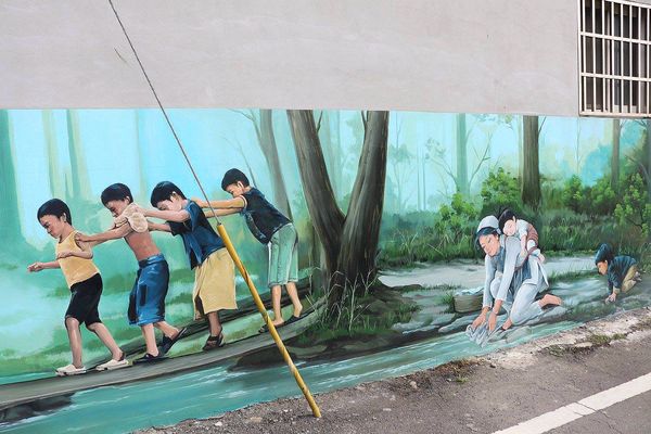 彩虹屋Rainbow House-卡里善之樹：【彰化景點】彩虹屋RAINBOW HOUSE~卡里善之樹/彩虹傘巷一起為愛撐傘/文青路線的拍攝風格/親子雨具販售/彩繪體驗/展館導覽