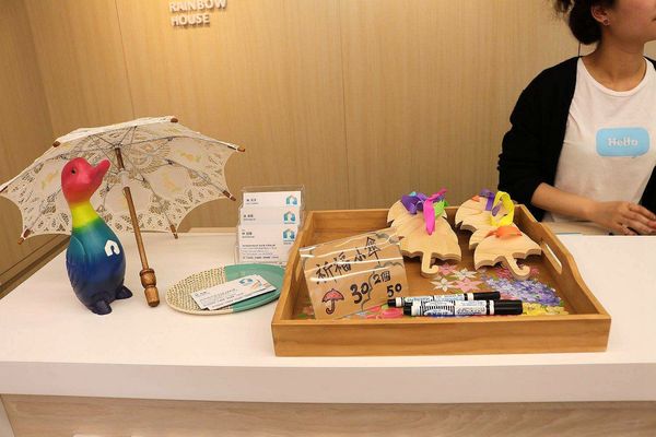 彩虹屋Rainbow House-卡里善之樹：【彰化景點】彩虹屋RAINBOW HOUSE~卡里善之樹/彩虹傘巷一起為愛撐傘/文青路線的拍攝風格/親子雨具販售/彩繪體驗/展館導覽