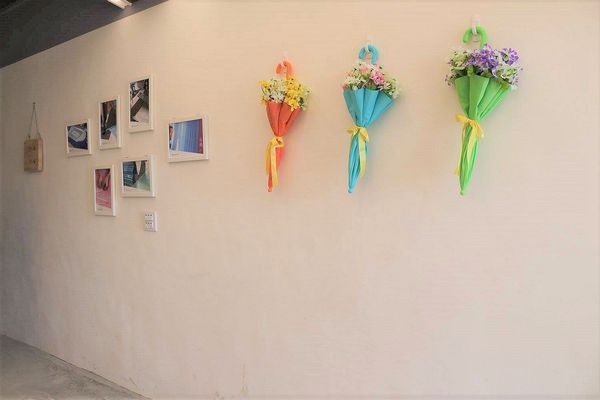 彩虹屋Rainbow House-卡里善之樹：【彰化景點】彩虹屋RAINBOW HOUSE~卡里善之樹/彩虹傘巷一起為愛撐傘/文青路線的拍攝風格/親子雨具販售/彩繪體驗/展館導覽