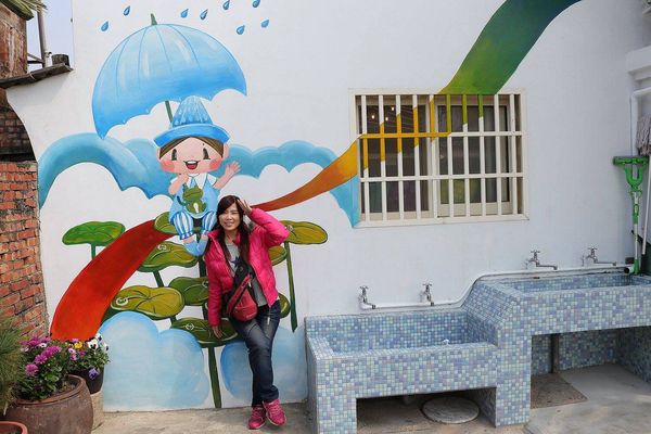 彩虹屋Rainbow House-卡里善之樹：【彰化景點】彩虹屋RAINBOW HOUSE~卡里善之樹/彩虹傘巷一起為愛撐傘/文青路線的拍攝風格/親子雨具販售/彩繪體驗/展館導覽