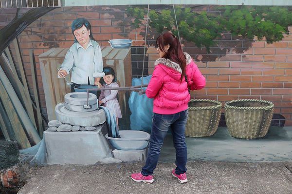 彩虹屋Rainbow House-卡里善之樹：【彰化景點】彩虹屋RAINBOW HOUSE~卡里善之樹/彩虹傘巷一起為愛撐傘/文青路線的拍攝風格/親子雨具販售/彩繪體驗/展館導覽