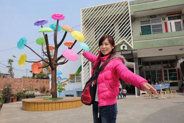 彩虹屋Rainbow House-卡里善之樹：【彰化景點】彩虹屋RAINBOW HOUSE~卡里善之樹/彩虹傘巷一起為愛撐傘/文青路線的拍攝風格/親子雨具販售/彩繪體驗/展館導覽
