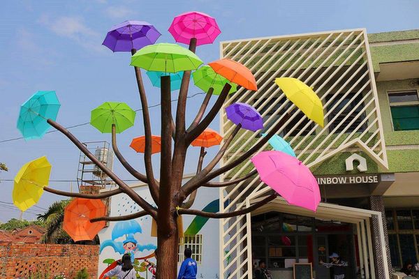 彩虹屋Rainbow House-卡里善之樹：【彰化景點】彩虹屋RAINBOW HOUSE~卡里善之樹/彩虹傘巷一起為愛撐傘/文青路線的拍攝風格/親子雨具販售/彩繪體驗/展館導覽