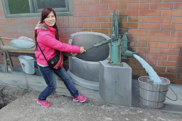 彩虹屋Rainbow House-卡里善之樹：【彰化景點】彩虹屋RAINBOW HOUSE~卡里善之樹/彩虹傘巷一起為愛撐傘/文青路線的拍攝風格/親子雨具販售/彩繪體驗/展館導覽