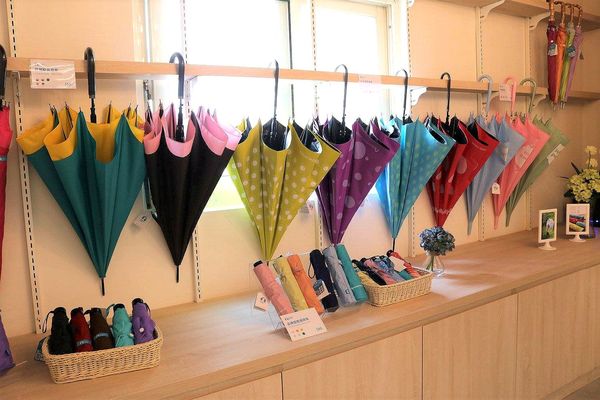 彩虹屋Rainbow House-卡里善之樹：【彰化景點】彩虹屋RAINBOW HOUSE~卡里善之樹/彩虹傘巷一起為愛撐傘/文青路線的拍攝風格/親子雨具販售/彩繪體驗/展館導覽