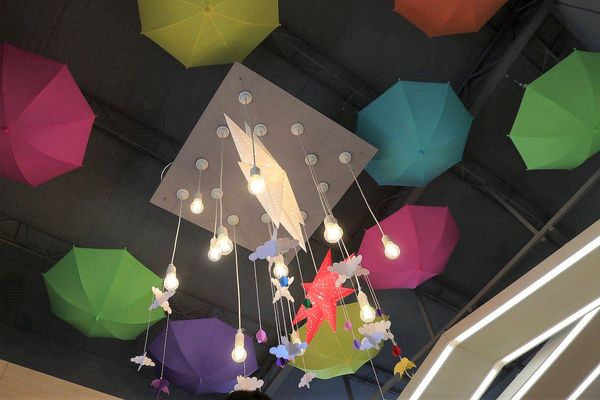 彩虹屋Rainbow House-卡里善之樹：【彰化景點】彩虹屋RAINBOW HOUSE~卡里善之樹/彩虹傘巷一起為愛撐傘/文青路線的拍攝風格/親子雨具販售/彩繪體驗/展館導覽