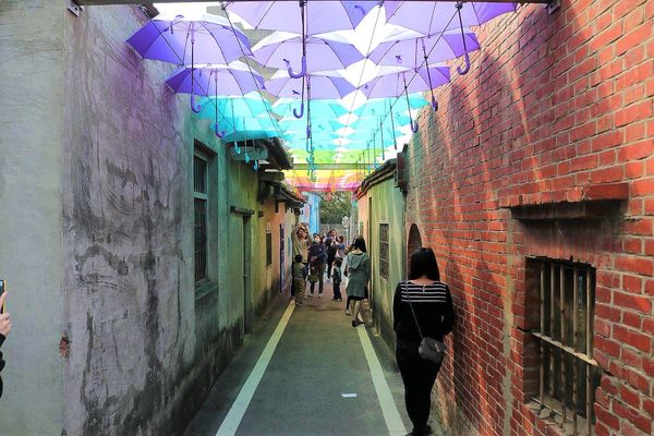 彩虹屋Rainbow House-卡里善之樹：【彰化景點】彩虹屋RAINBOW HOUSE~卡里善之樹/彩虹傘巷一起為愛撐傘/文青路線的拍攝風格/親子雨具販售/彩繪體驗/展館導覽